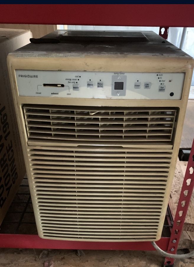 Frigidaire FRA123KT1 12,000 BTU