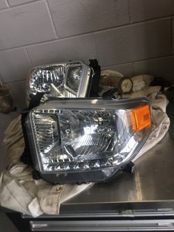 2015-2017 OEM Toyota Tundra Headlight Assembly (pair) MINT