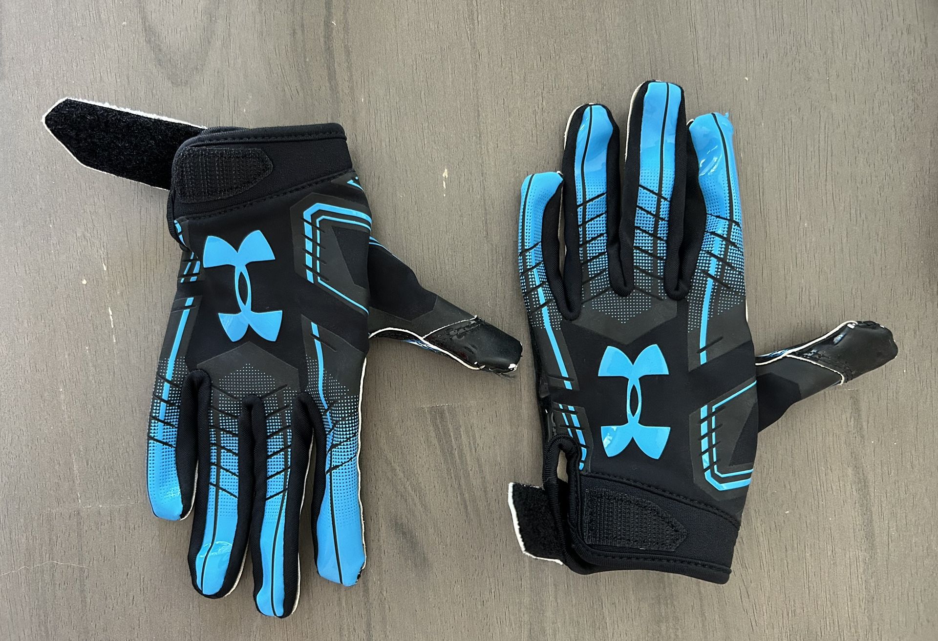 Under Armour “Always Open” youth L football gloves