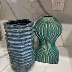 2 Vases 
