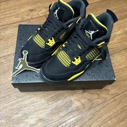 Jordan 4 Yellow Thunder Size 5.5 Youth + crease protectors, laces & original box