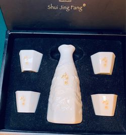 FOR SAKE LOVERS! Vintage new in box Sake set with 4 cups