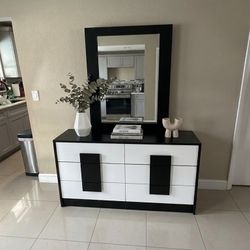 Cómoda Con Espejo Y 1 Mesita De Noche ask for Price 