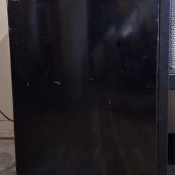 Like-New GE Mini Fridge with Built-In Freezer
Excellent condition — clean & fully sanitized, ready to use.
Perfect for a bedroom, office, dorm, or gar
