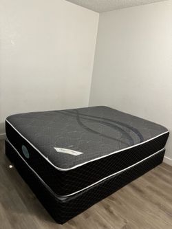 QUEEN BED