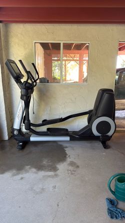 Life Fitness Platinum Club Series Elliptical Cross-Trainer