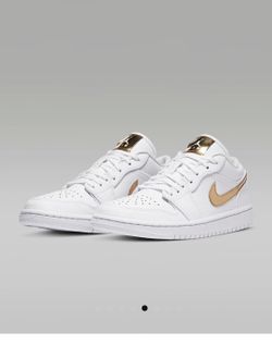 WOMAN'S  AIR JORDAN 1 LOW SE SIZE 7