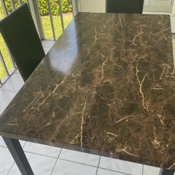 table with 4 chair 