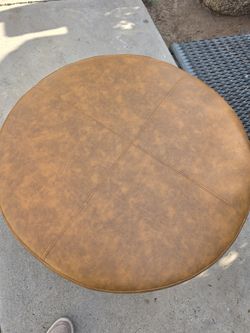 Ottoman / Padded coffee table / Round table. Otomán / Mesa de centro acolchada / Banca redonda