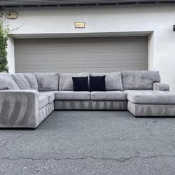 Huge Sectional Couch In Excellent Condition - Free Delivery 🚚 