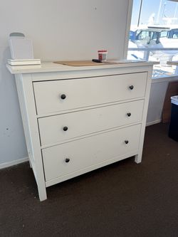 Hemnes 3-drawer dresser, white. Gently used.