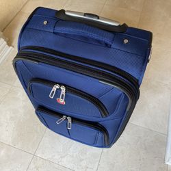 SWISSGEAR Sion Carry-On Spinner Suitcase