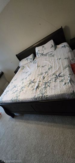 FOR SALE: 4-Piece King Bedroom Set with Heavy Mattress
Solid dark wood bedroom set. Includes:
King Bed Frame & Heavy-Duty High-Quality Mattress
Long 6
