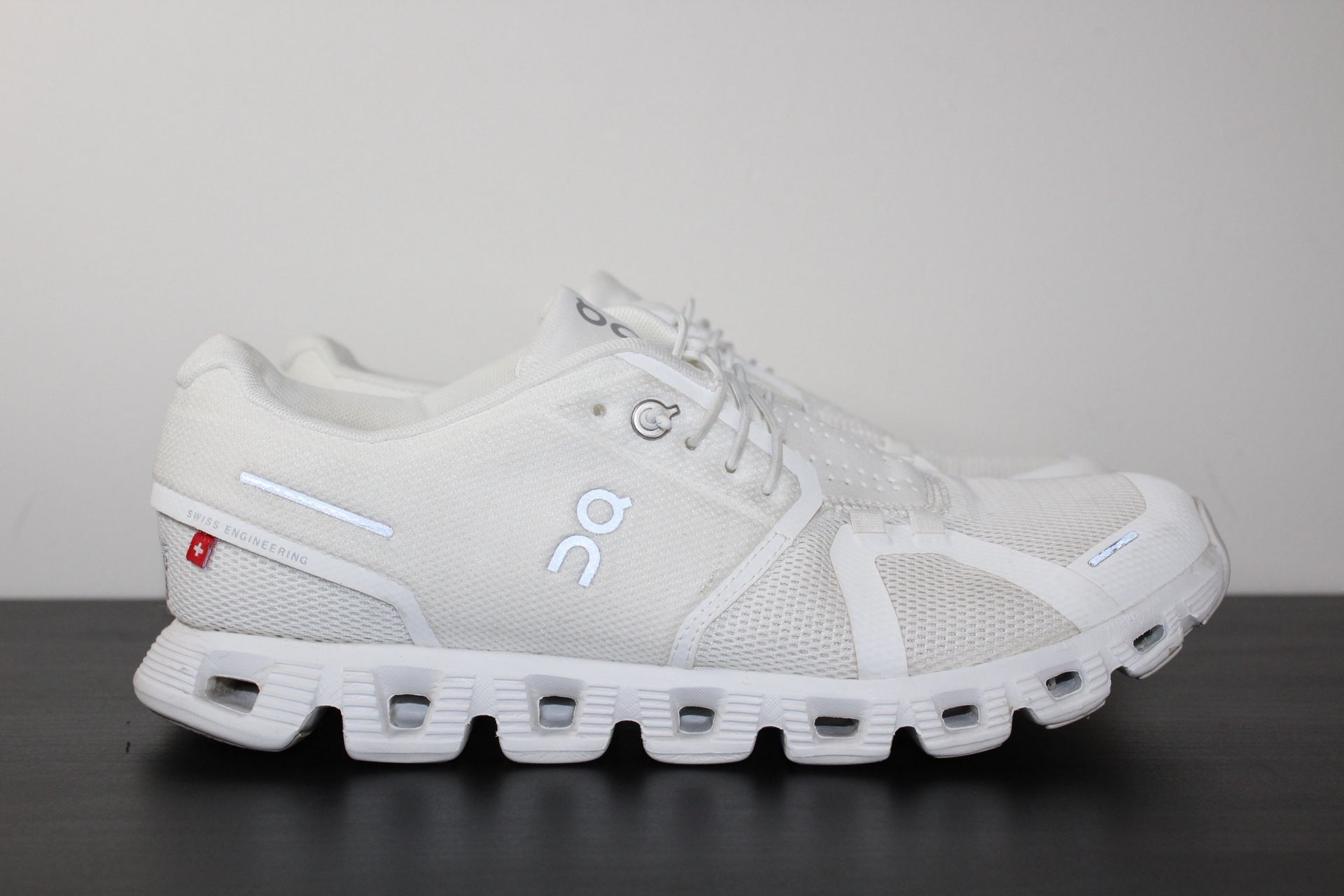 On Running Cloud 5 All White Women’s US 9.5 - 59.98902