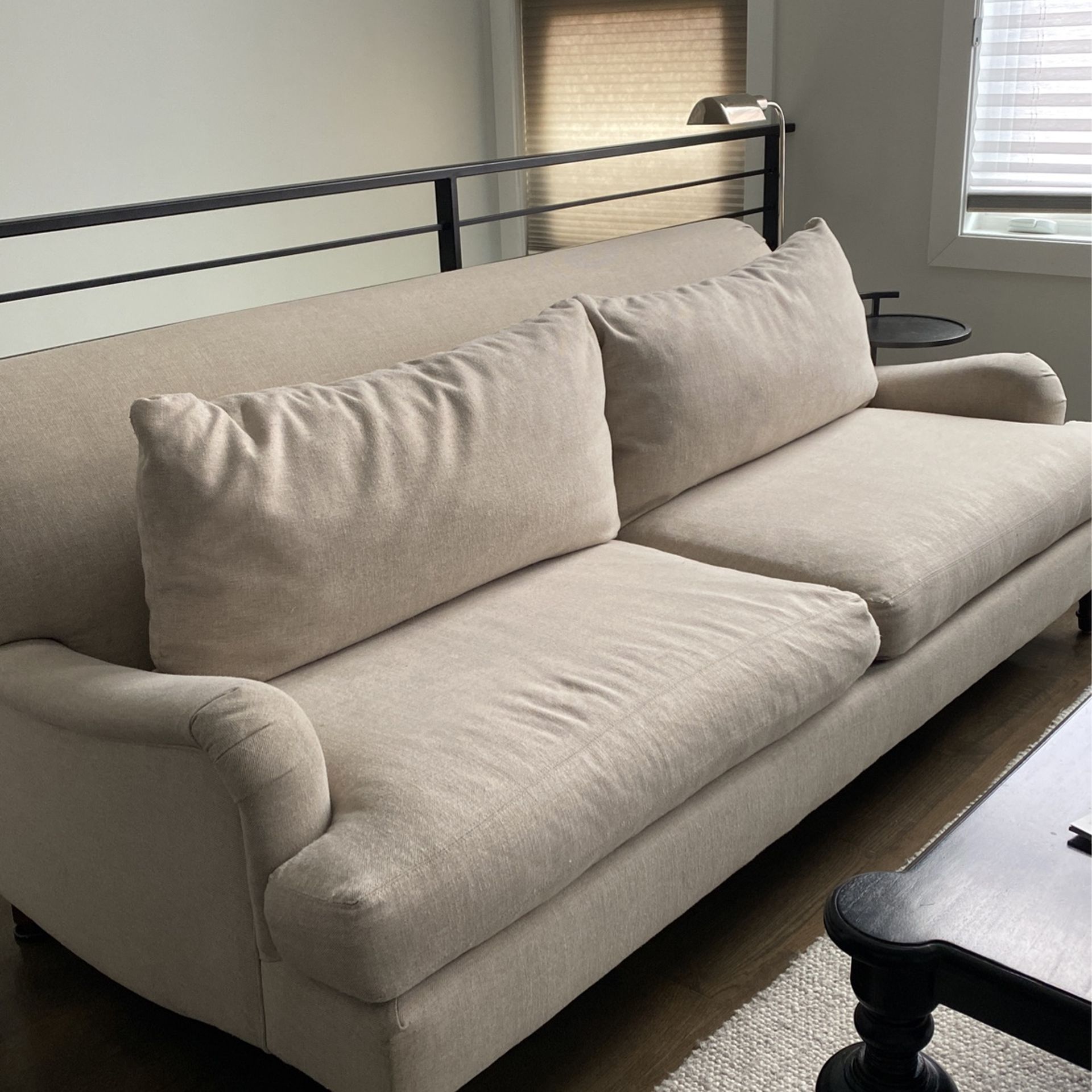 Pottery barn Carlisle Upholstered Grand Sofa for Sale in Chicago, IL
