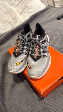 New Women’s Nike Quest SE size 10