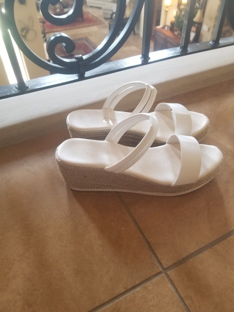 NEW WHITE SANDLES SIZE 9