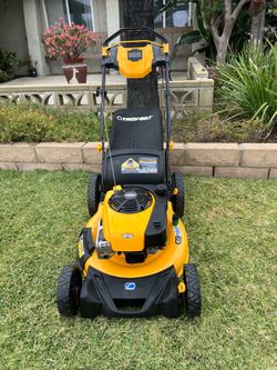 DEWALT 21 in. 150cc Briggs and Stratton Rear Wheel Drive Self Propelled Walk Behind Lawn Mower In Excellent Condition