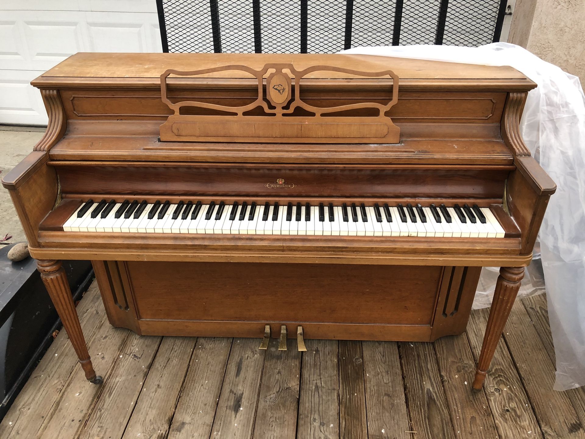 Wooden vintage werlitzer piano!!!