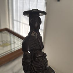 Figura decorativa de Don Quijote sobre libros