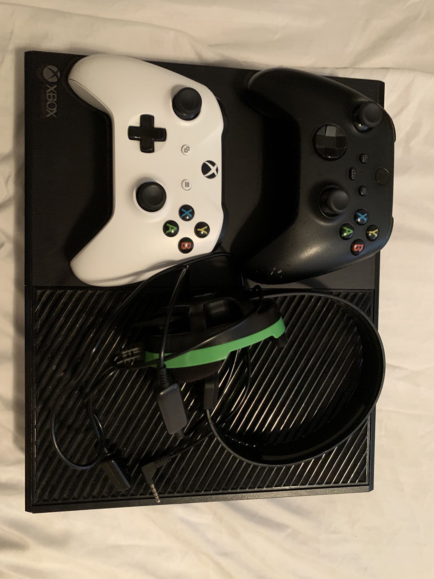 Xbox One Comes With 2 Controllers And A Turtle Beach Headset