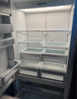 Monogram GE refrigerator. The ice maker is in the freezer. Refrigerador también hace hielo
