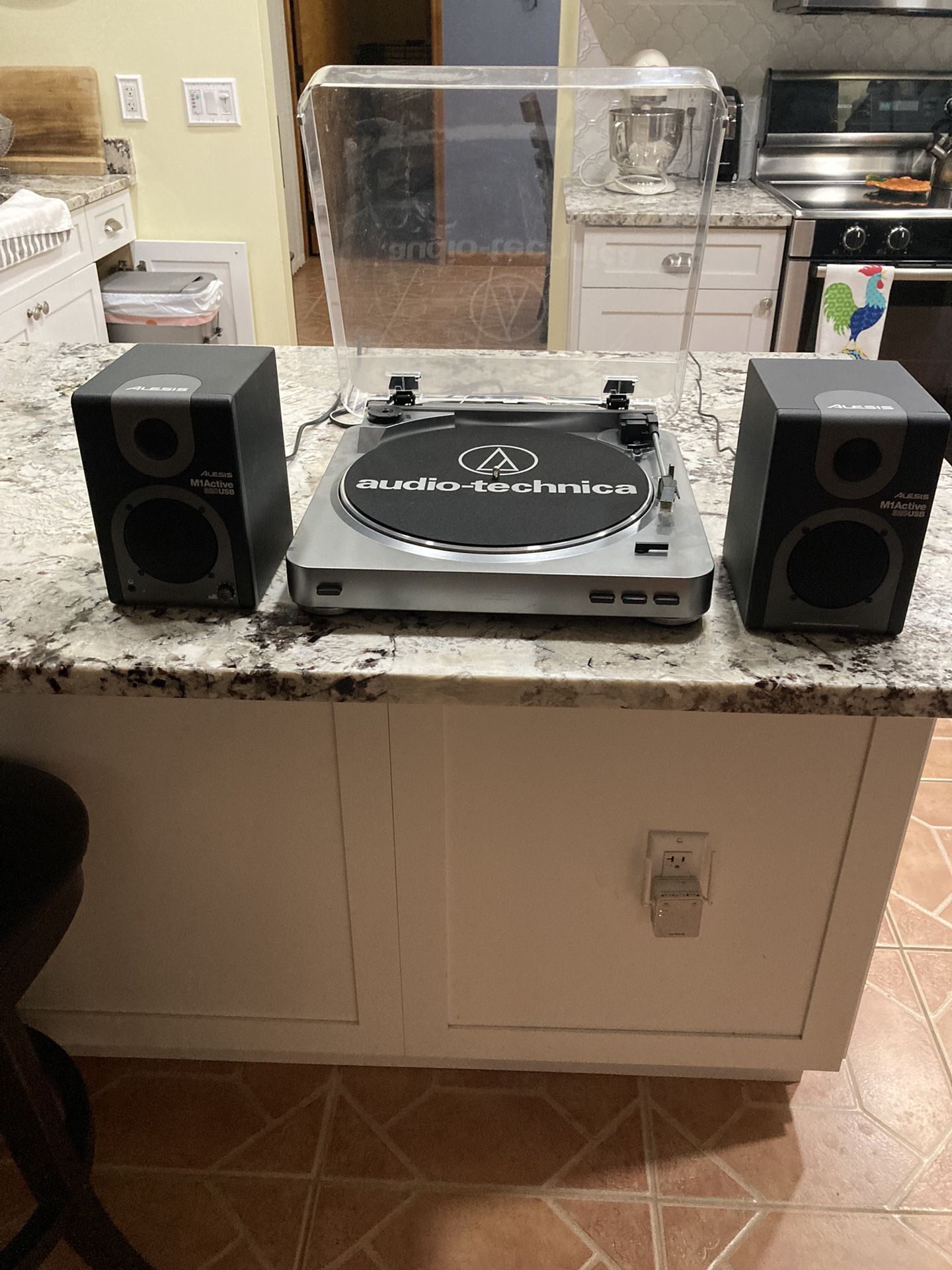 Alesis M1Active 320 Speakers/audio-technica Turntable 
