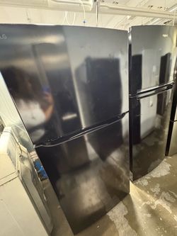 Whirlpool Black Top-Freezer Refrigerator