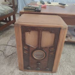 Antique Table Radio