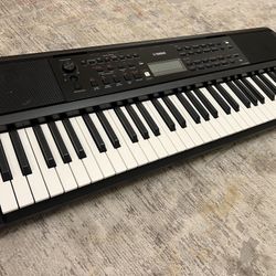 Yamaha E383 Keyboard Piano