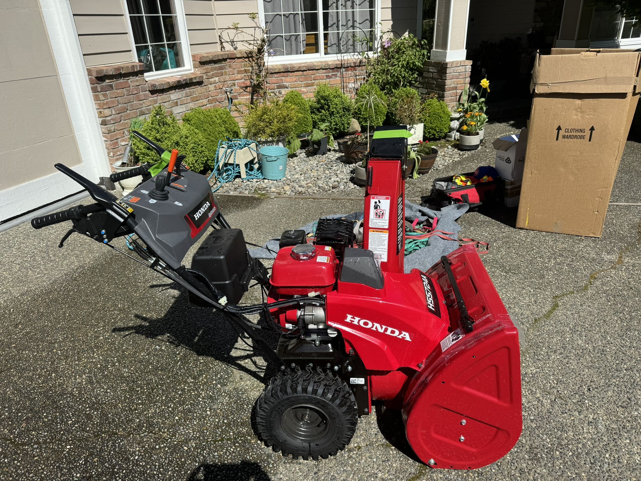 Snow blower: Honda HSS724AAWD Self-Propelled 24 in. 196cc Snow Blower w