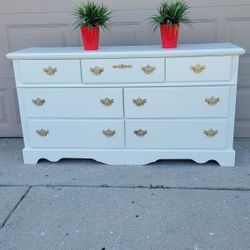 ADORABLE WHITE & GOLD 7 DRAWERS  DRESSER 60X17X34 GREAT SHAPE