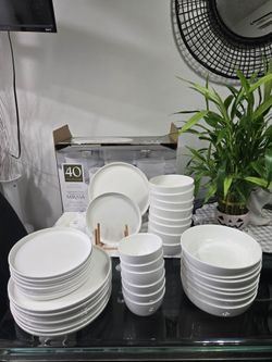 Pristine condition Mikasa Samantha 40-piece bone china dinnerware set