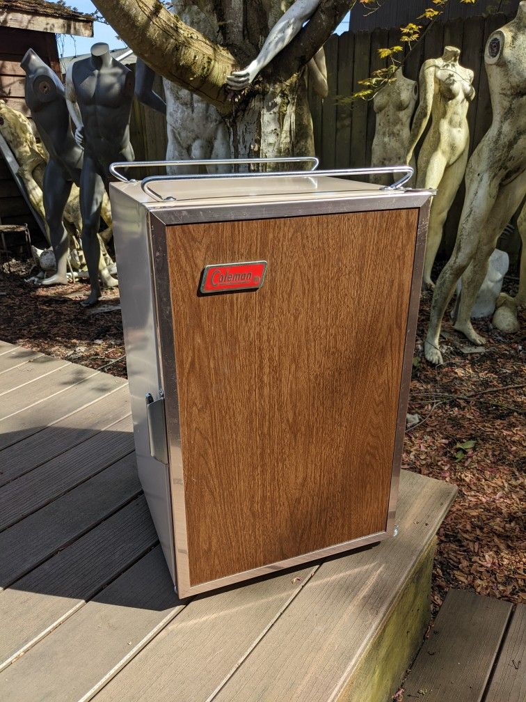 Vintage 1975 3 Way Coleman Upright Cooler Butternut / Brown