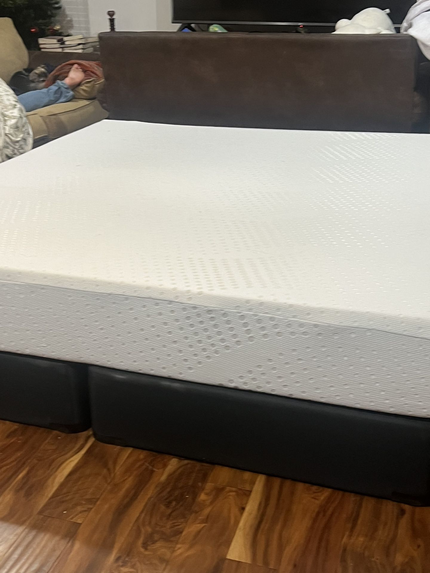 USED KING SIZE MEMORY FOAM COOL GEL MATTRESS WITH BOX SPRING DELIVERY 🚚 AVAILABLE