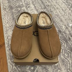 Women’s Uggs Slippers Size 7