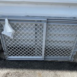 Expandable Adjustable Pet Children Safety Sliding Door Gate Fence! Good condition! 27.5in tall Length 26.5-43in