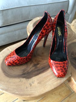 Gorgeous orange animal pumps