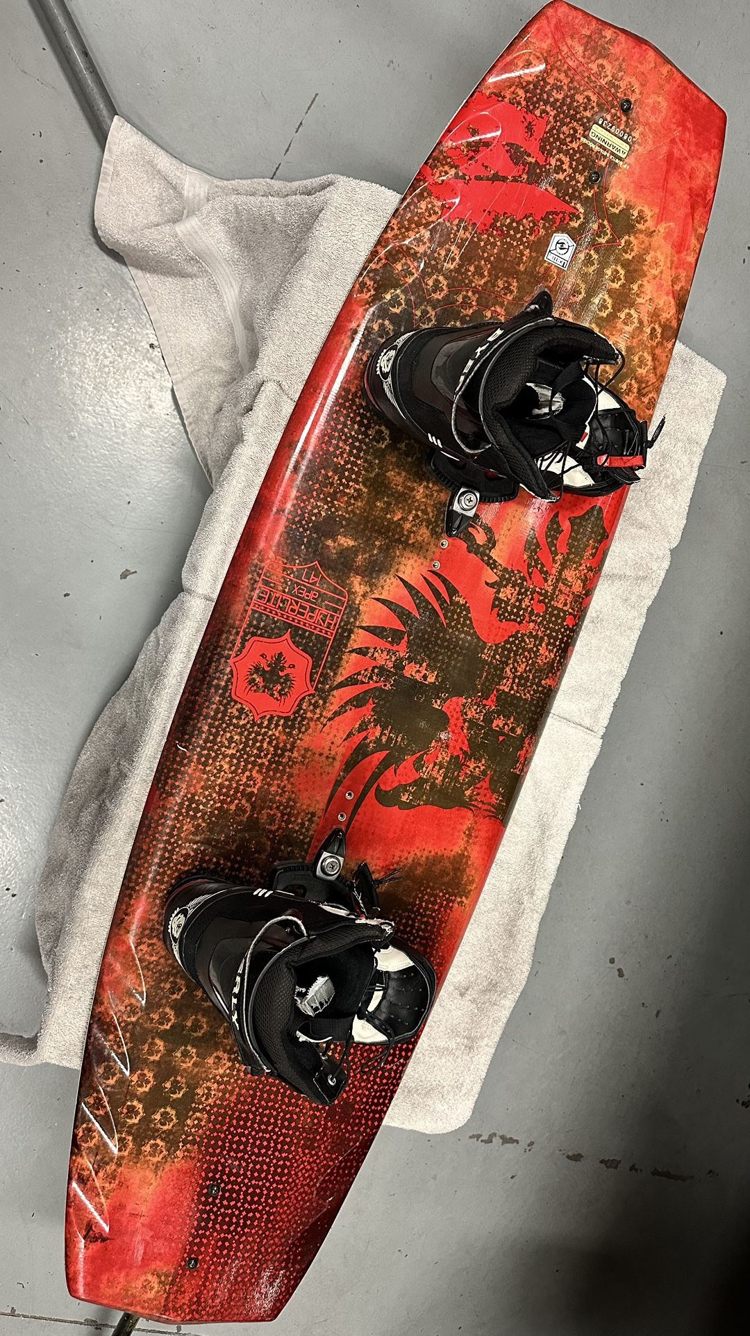 Hyperlite Apex 147 Wakeboard With Byerly bindings