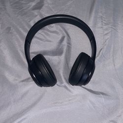 Beats Solo 3 (with Case)