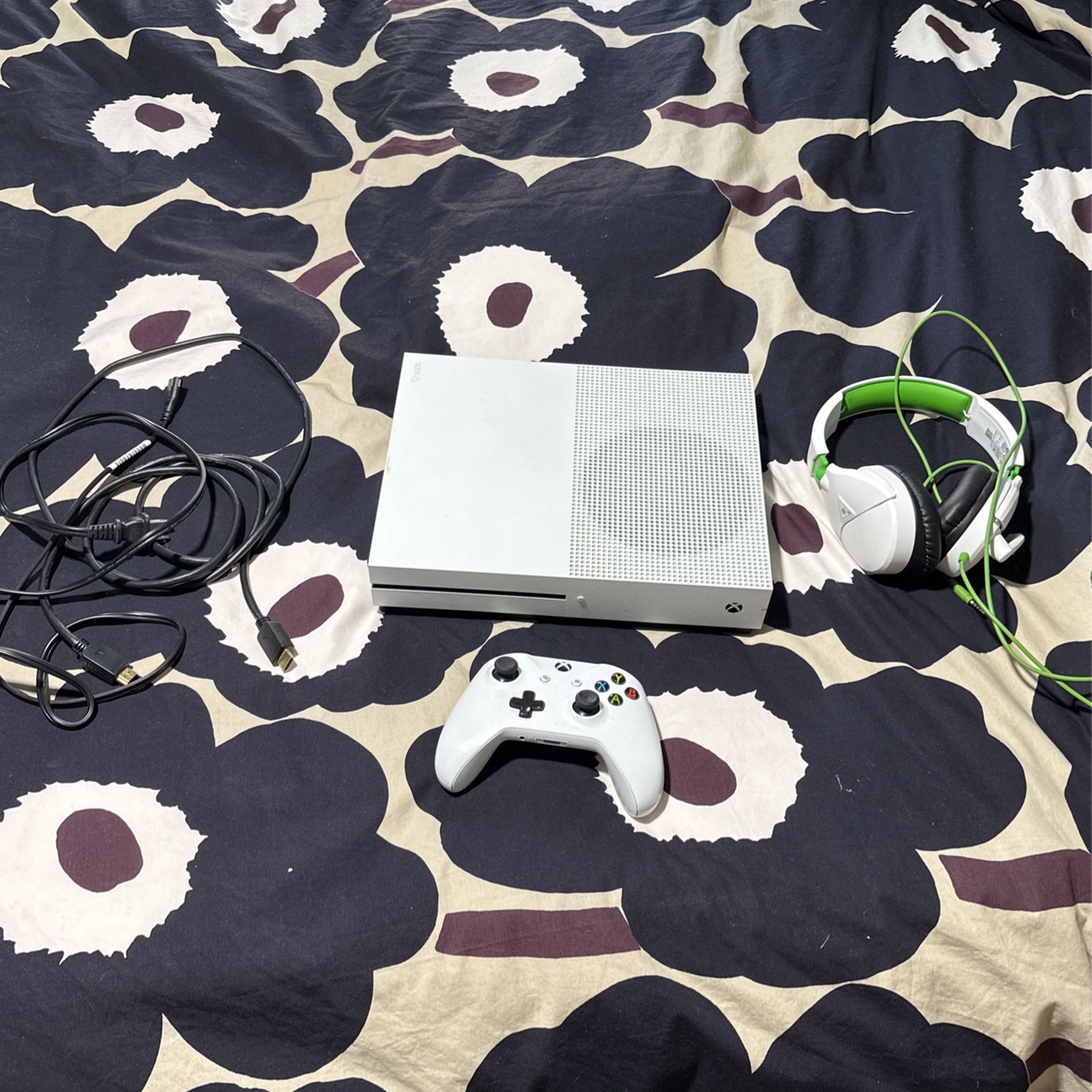 Xbox One S with 1 Controller HDMI And Power Cable, And Turtle Beach Headphones