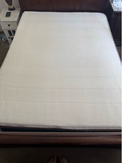 Selling queen mattress with box