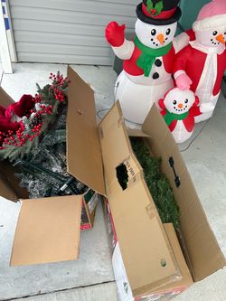 Christmas Decoration Lot – Trees, Wreath & Inflatable
