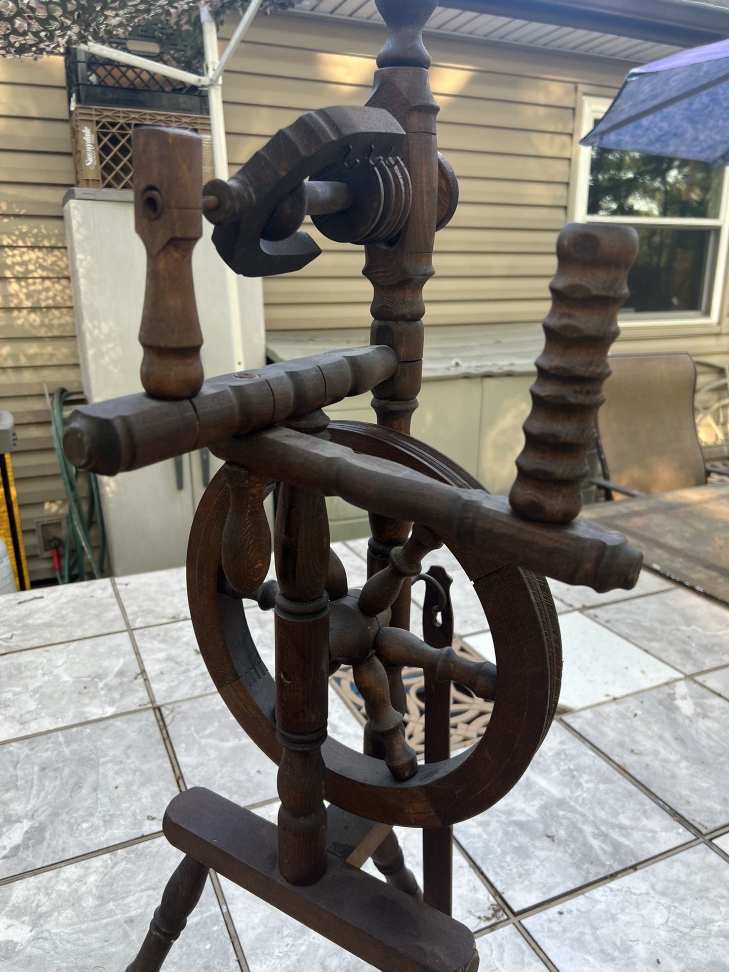 Antique Dark Wooden Spinning Wheel Decorative Spindle