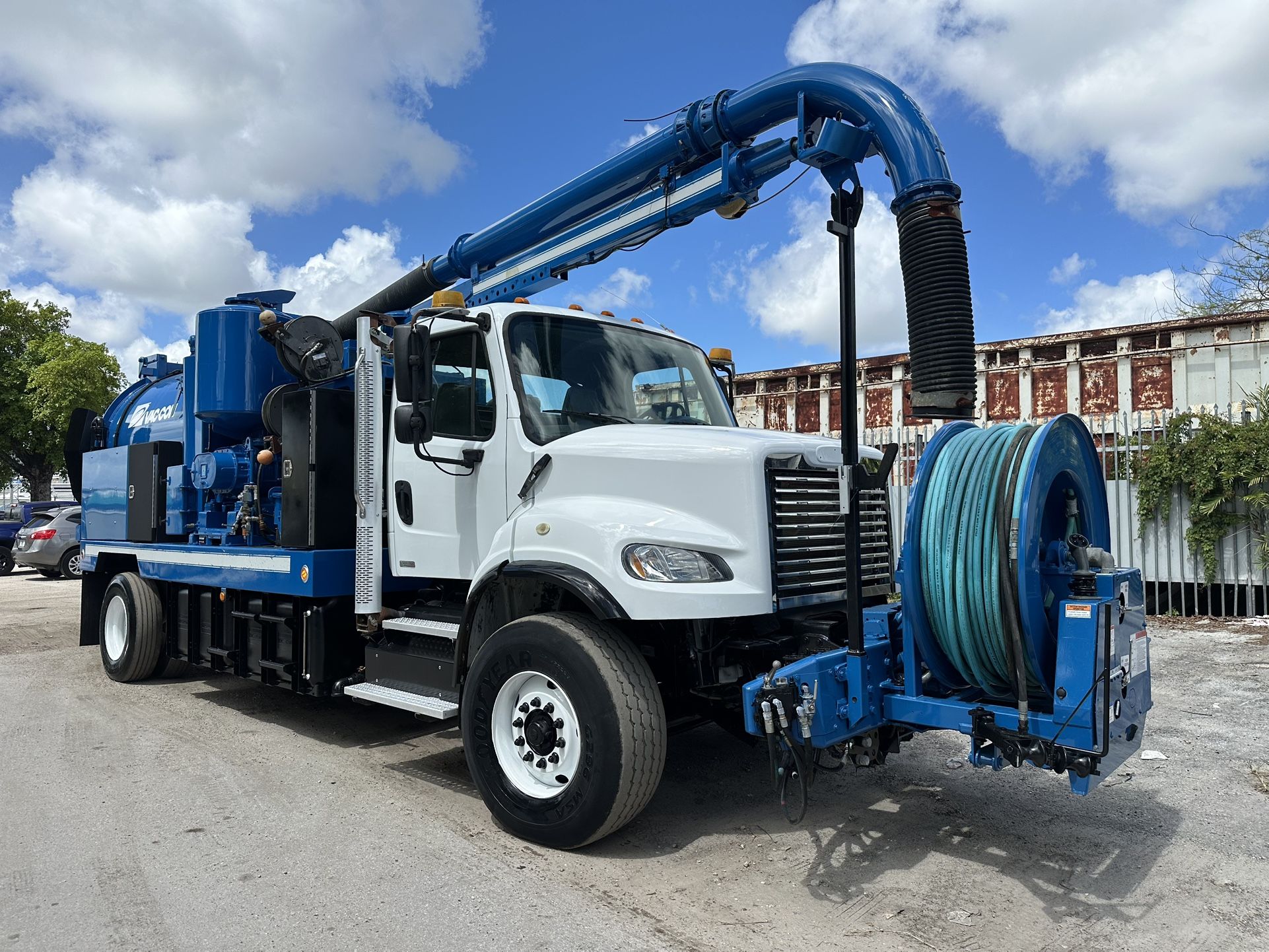 2011 Freightliner M2