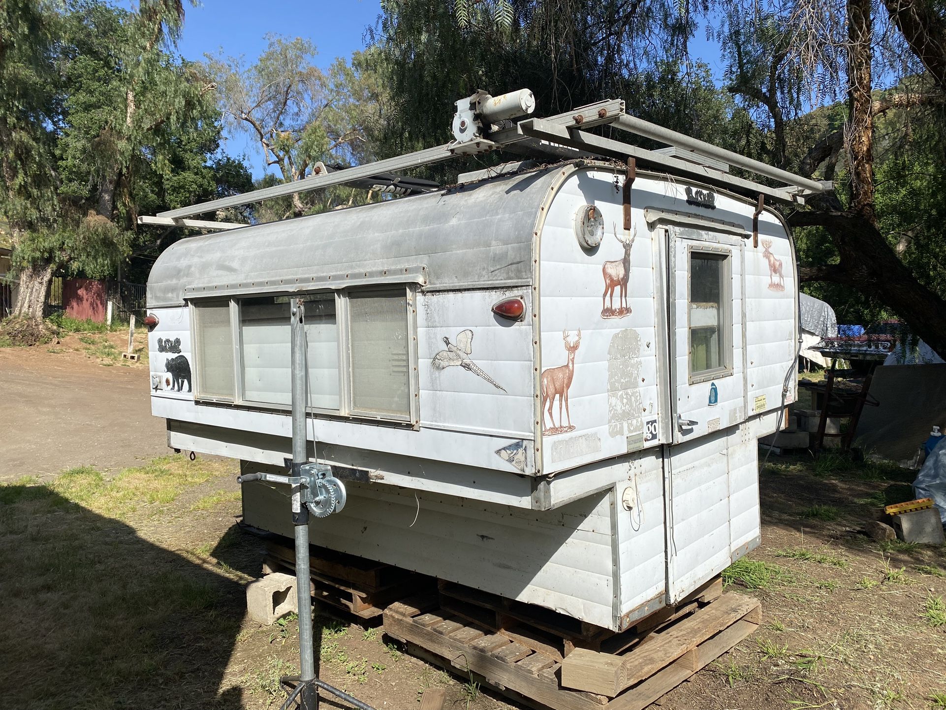 VINTAGE 8ft ALASKAN CAMPER