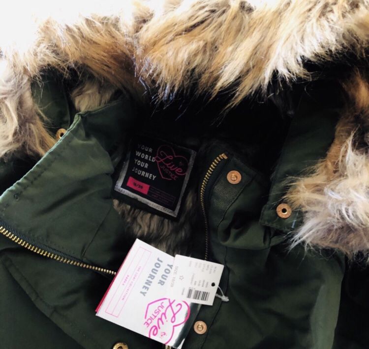 Súper cute the Parka Jacket. Size 18/20 in girls, (like a medium, size 8) in woman’s, super cute!! Made with great material, compared to other brands 