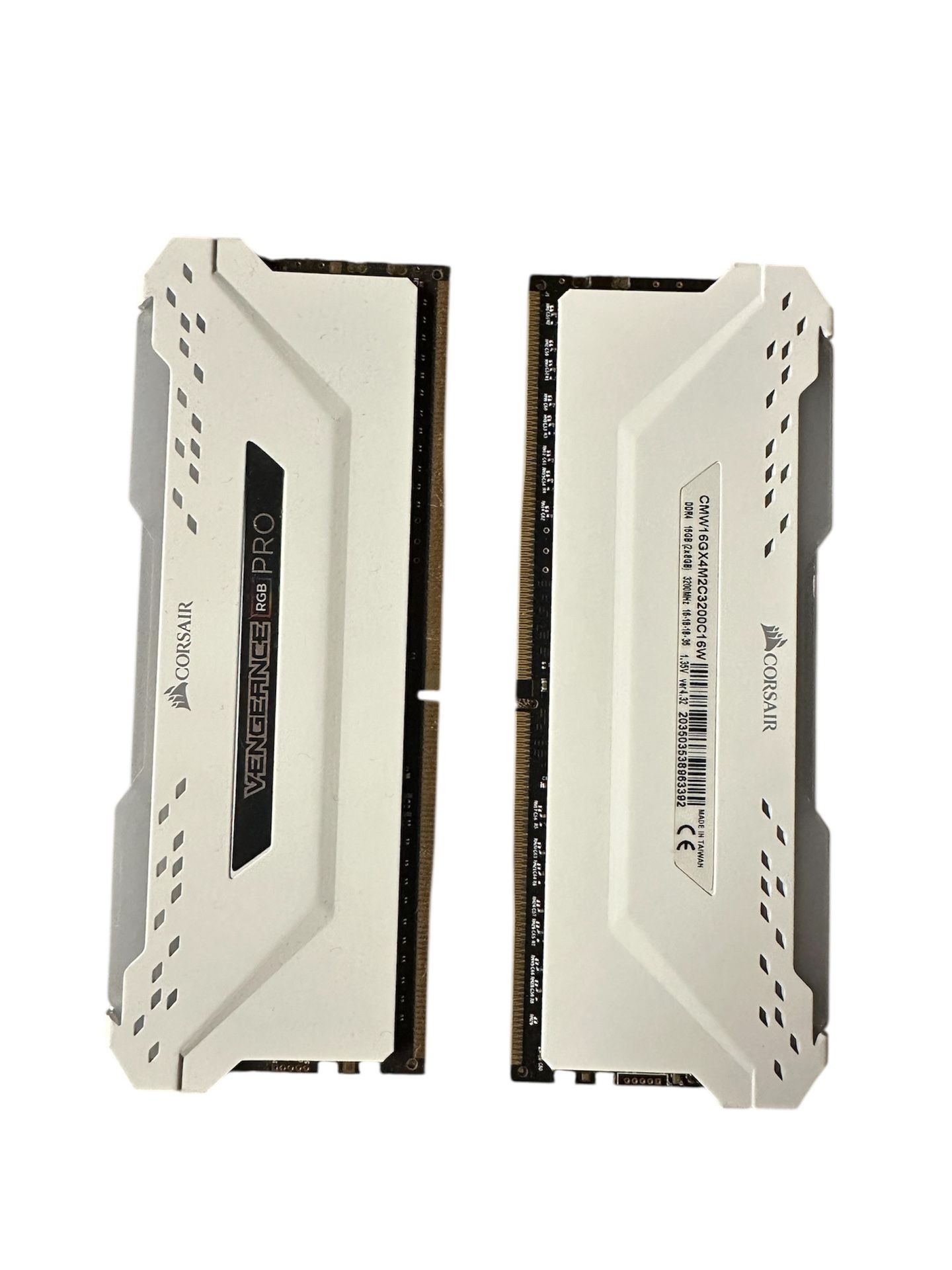 Corsair VENGEANCE RGB PRO 16GB (2 x 8GB) DDR4 DRAM 3200MHz C16 Memory Kit - White