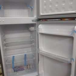 Open Box Impecca RA-2450SLG 4.5 Cu. Ft. With Top Mount Freezer