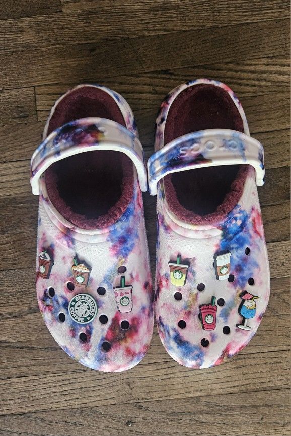 CROCS CLASSIC LINED TIE DYE WOMEN CASUAL CLOGS W/ STARBUCKS CHARMS SIZE M6 /W8